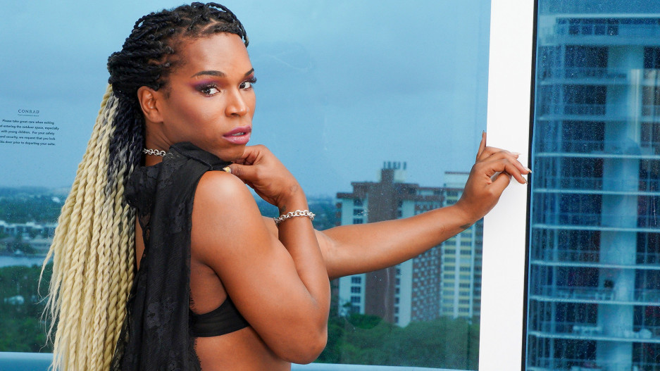 Porschia Munroe Strokes And Cums!